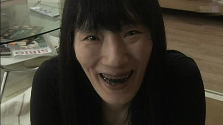 疯婆子有妄想症,看到帅哥就贴上来,不从就要你好看