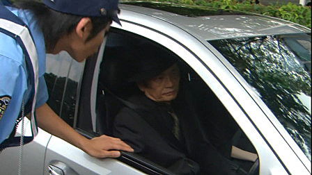 警官抓到一个肇事逃逸者，一看是局长，放了放了……